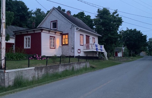 Saint-Antoine-de-l'Isle-aux-Grues Cottage | Chaleureuse ancestrale avec vue magnifique sur les îles du fleuve Saint-Laurent