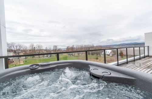 Saint Pierre d'Orleans Apartment | Hôtel à la maison - L'Insulaire, Spa et Vue