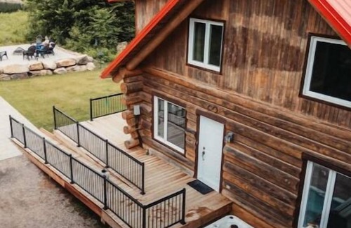 Lac-Sergent Cabin | Escape to Nature with Hot Tub & Lake Access