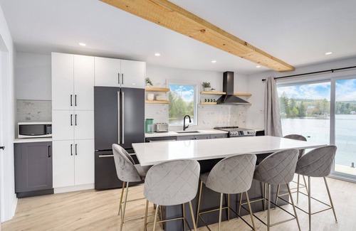 Sainte-Marcelline-de-Kildare Ski Chalet | Chalet on the water