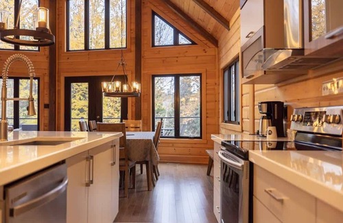 Sainte-Marguerite-du-Lac-Masson Ski Chalet | Edge of Lake Walfred - Spa - Mistral Club Walfred