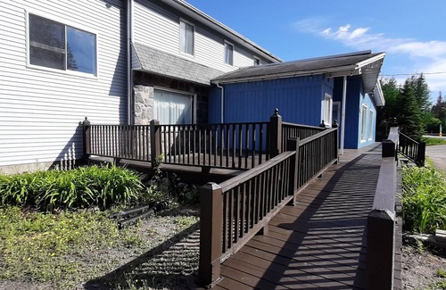 Sainte-Marguerite-du-Lac-Masson Bed & Breakfast | Family Cottage/Chalet famille > 12-15 guest/invité