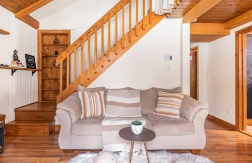 Sainte-Marguerite-du-Lac-Masson Cabin | Cozy attractive family cottage