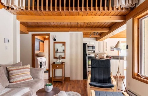 Sainte-Marguerite-du-Lac-Masson Cabin | Cozy attractive family cottage