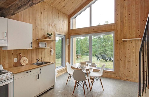 Sainte-Marguerite-du-Lac-Masson Ski Chalet | Glamping in the comfort of a mini chalet