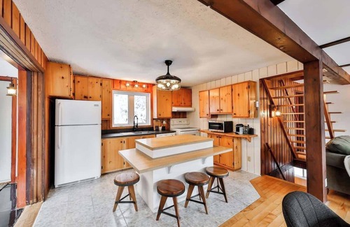 Sainte-Marguerite-du-Lac-Masson House | Le Chat Sauvage | Hot tub | Steam Bath