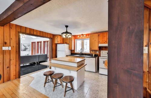 Sainte-Marguerite-du-Lac-Masson House | Le Chat Sauvage | Hot tub | Steam Bath