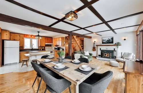 Sainte-Marguerite-du-Lac-Masson House | Le Chat Sauvage | Hot tub | Steam Bath