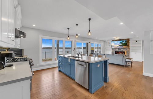 Selwyn Cottage | Luxury Modern Cottage Best Sunrises with Hot Tub