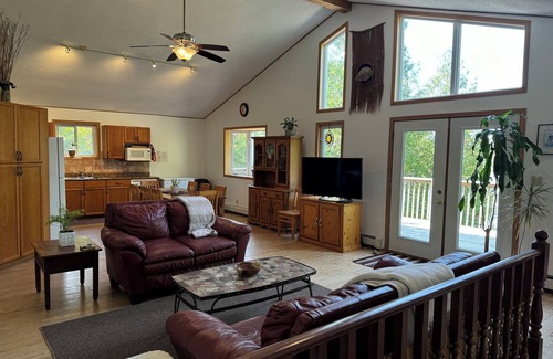 Farleys Corners House | Executive Lakefront Home - NEW - 6P HOT TUB coming Sept 2025