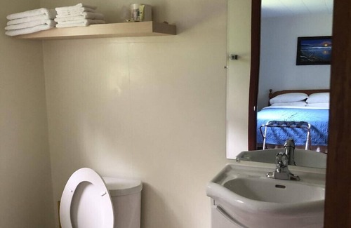 Unorganized Thunder Bay District Hotel | Coach House Motel 20 km East Terrace Bay