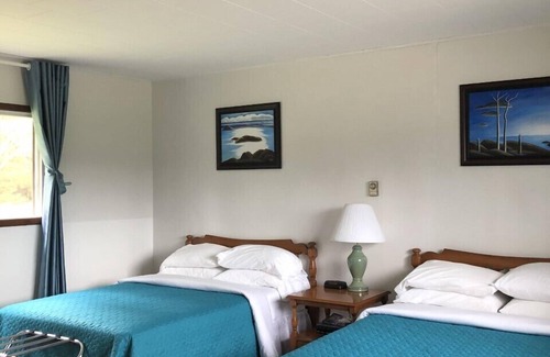 Unorganized Thunder Bay District Hotel | Coach House Motel 20 km East Terrace Bay