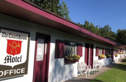 Unorganized Thunder Bay District Hotel | Coach House Motel 20 km East Terrace Bay