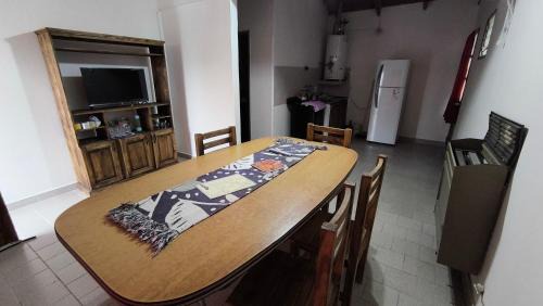 Choele Choel House | Cabaña con patio y cochera con dos habitaciones