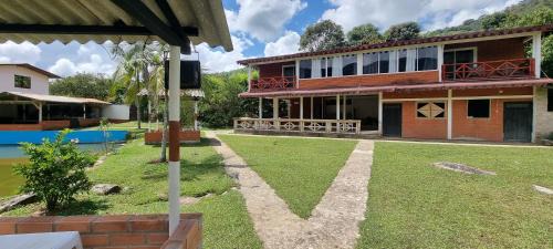 Cocorna Ski Chalet | Cabaña del lago