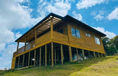 Cocorna Villa | Cabaña Gaia de Madera Con Jacuzzi