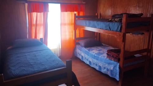 Punta de Choros Apartment | CABAÑA LA CASONA, salón, comedor y cocina amplia, con baño en la habitación y uno adicional, se alcanzan a ver las islas y el mar