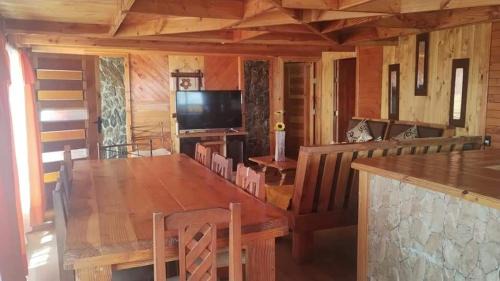 Punta de Choros Apartment | CABAÑA LA CASONA, salón, comedor y cocina amplia, con baño en la habitación y uno adicional, se alcanzan a ver las islas y el mar