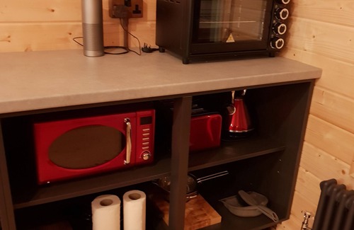 Margate Cabin | Caban Cwtch - Log fire, pool table, fire pit, BBQ, hot tub cinema: Dog friendly