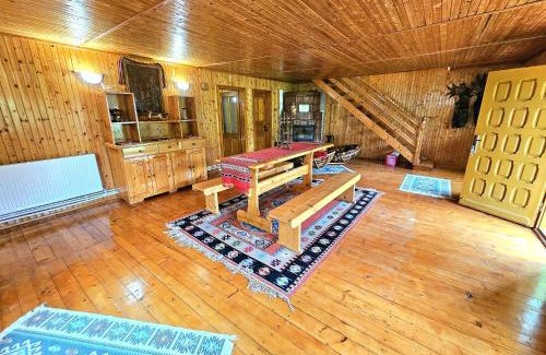 Bezdead House | Cabana din Tei, 5 Camere si Semineu, Costisata, Dambovita