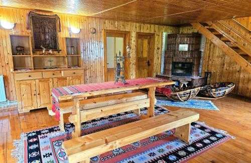 Bezdead House | Cabana din Tei, 5 Camere si Semineu, Costisata, Dambovita