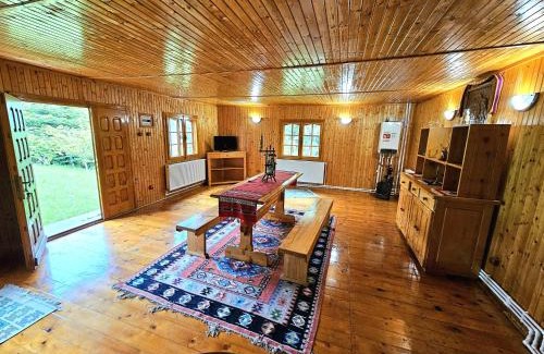 Bezdead House | Cabana din Tei, 5 Camere si Semineu, Costisata, Dambovita