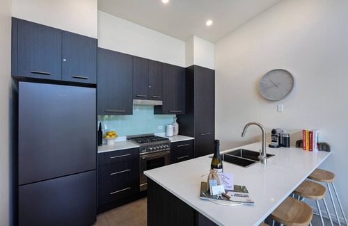 Vincentia House | Cabana: Stylish, Modern Jervis Bay Retreat: 200m to beach, water glimpses