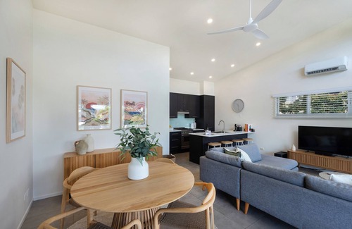 Vincentia House | Cabana: Stylish, Modern Jervis Bay Retreat: 200m to beach, water glimpses