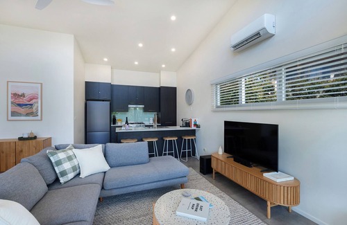 Vincentia House | Cabana: Stylish, Modern Jervis Bay Retreat: 200m to beach, water glimpses