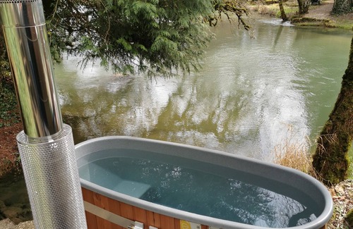Frenois Cabin | Cabane in Burgundy with Wi-Fi sleeps 2: original, nature, romantic weekend