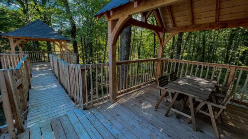 Lunas Bed & Breakfast | cabane perchée aux loges du temps a Lunas