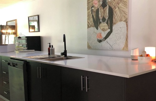 Kiama House | Cabbage Tree Art House. $50 food & drinks voucher for all 3 night winter stays.