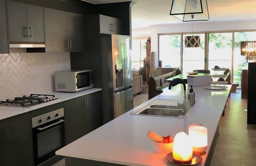Kiama House | Cabbage Tree Art House. $50 food & drinks voucher for all 3 night winter stays.