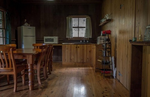 Grose Vale Cabin | Cabbage Tree Cottage @ Hidden Valley Retreat Cottages