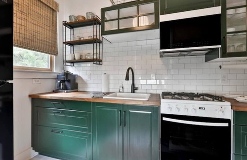 Cabbagetown Apartment | CABBAGETOWN STUDIO B