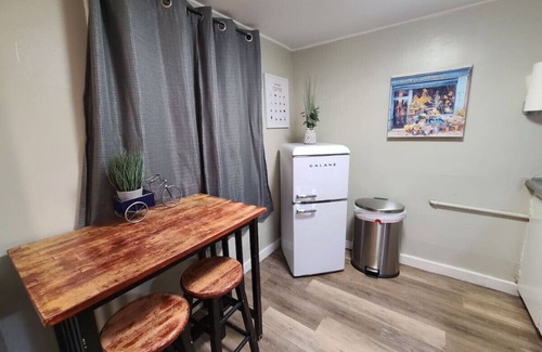Glenwood Springs Cabin | Cabin 04 Pet friendly *Updated* Studio+ kitchen