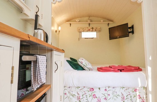 Woodbridge Cottage | Cabin ∙ 1 bedroom ∙ 2 guests