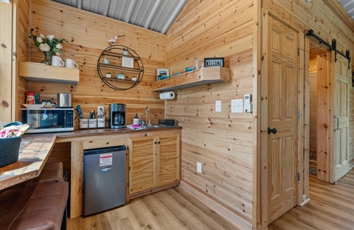 Rockwell Cabin | Cabin #1 @ Rock Creek Cabins! King Bed! 15 min. to Bathhouse Row! Pet Friendly!