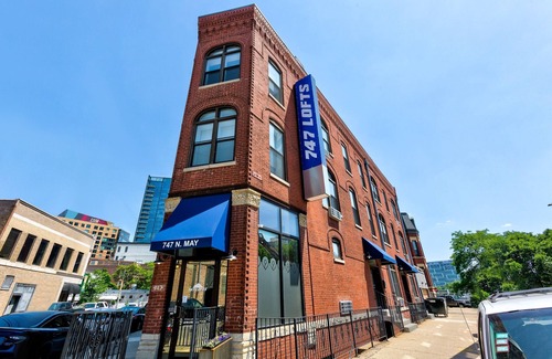 River West Apartment | Cabin 105 by 747 Lofts