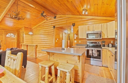 Logan Cabin | Cabin 10Acres~Sauna ~Dome~ Hot Tub ~Game~ FirePit