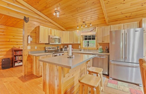 Logan Cabin | Cabin 10Acres~Sauna ~Dome~ Hot Tub ~Game~ FirePit