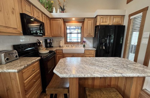 Hemphill House | Cabin 11 · Waterfront Tiny Home with Amazing Views, King Bed, Deck,