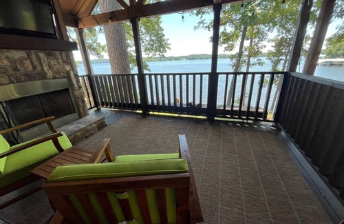 Hemphill House | Cabin 11 · Waterfront Tiny Home with Amazing Views, King Bed, Deck,