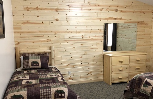 Hines Resort | Cabin 12 Lakefront Amazing Views Kid & Pet Friendly Water Trampoline Dock Fishin