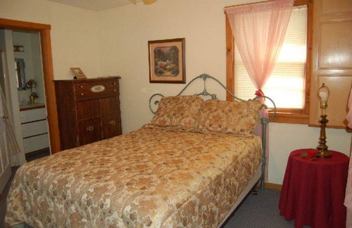 Cosby Cabin | Cabin ∙ 2 bedrooms ∙ 6 guests