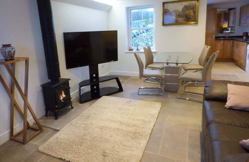 Blackwell in the Peak Cottage | Cabin ∙ 2 bedrooms ∙ 4 guests