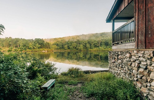Columbia Cabin | Cabin, 2 Bunkbeds, Shared Bathroom
