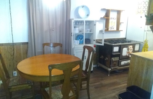 Canton House | Cabin 2 Miles From Trade Days GRANNY'S CABIN THEMED WITH ANTIQUES