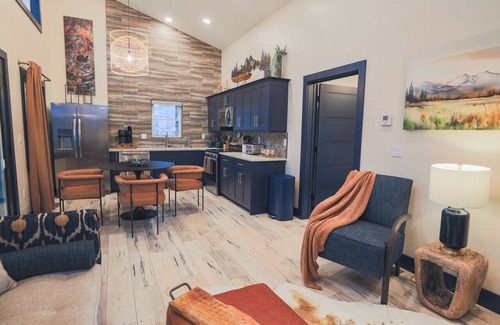 Timberline Cabin | Cabin 2 One Bed Modern Luxury w Hot Tub