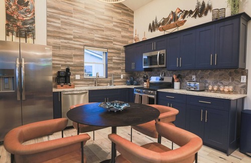 Timberline Cabin | Cabin 2 One Bed Modern Luxury w Hot Tub